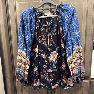 Umgee Floral Bohemian Women's Top - Blue and Black, size Large, GUC